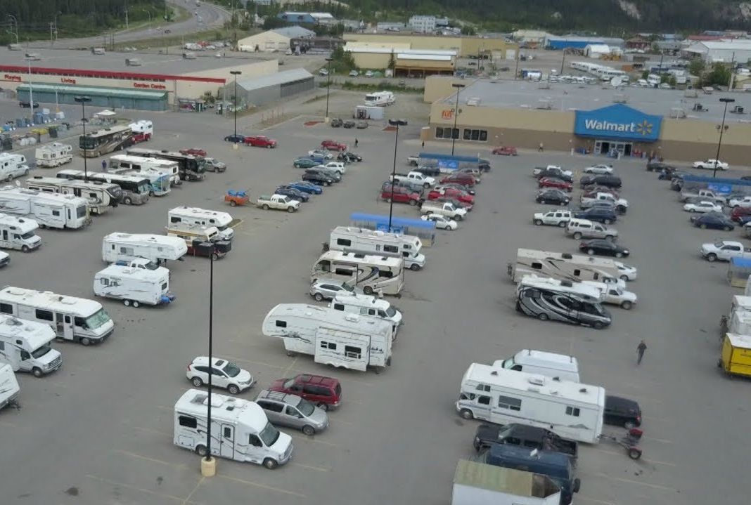 Camping Québec souhaite que les villes encadrent les campeurs des Walmart