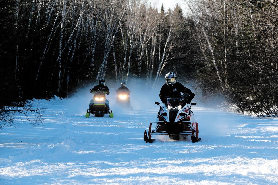 Tragédie évitée: 6 motoneigistes tombent dans l'eau glaciale du lac Magog