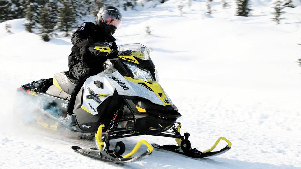 Mont-Tremblant: l'autorisation reconduite pour les motoneigistes