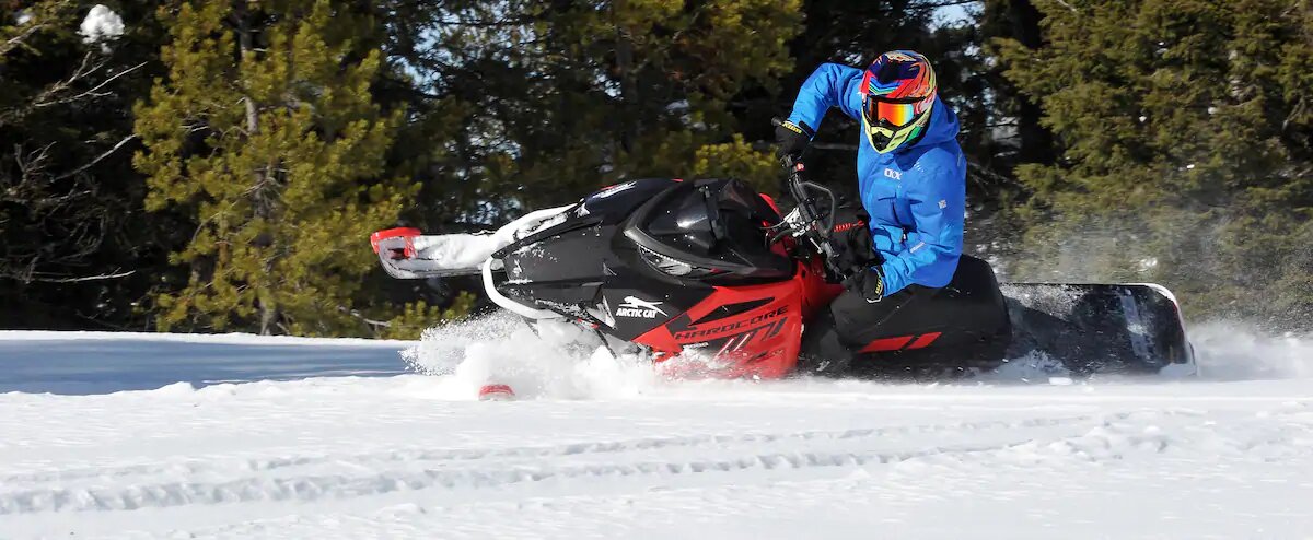 La magie du hors piste dans la neige folle