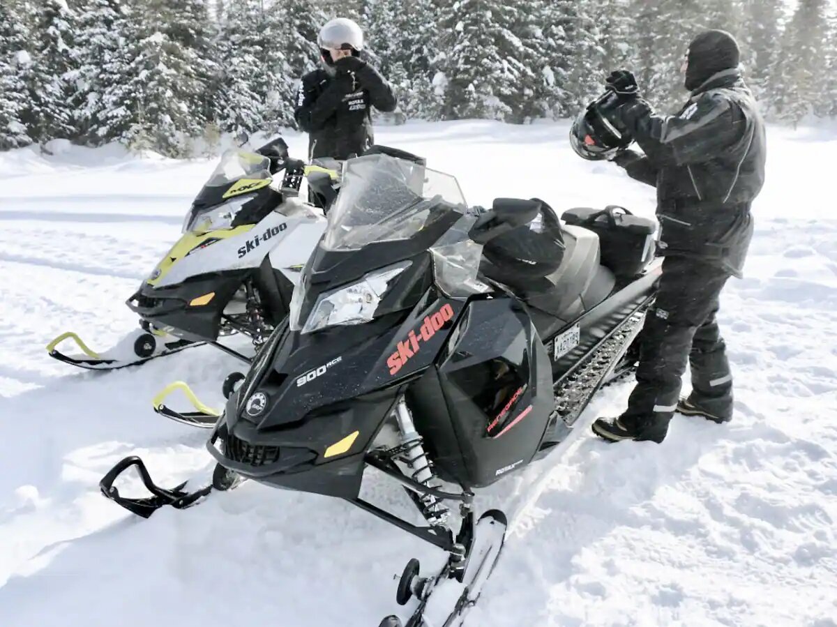 L’hiver mène la vie dure aux motoneigistes